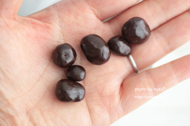 チョコレートを手に持った画像