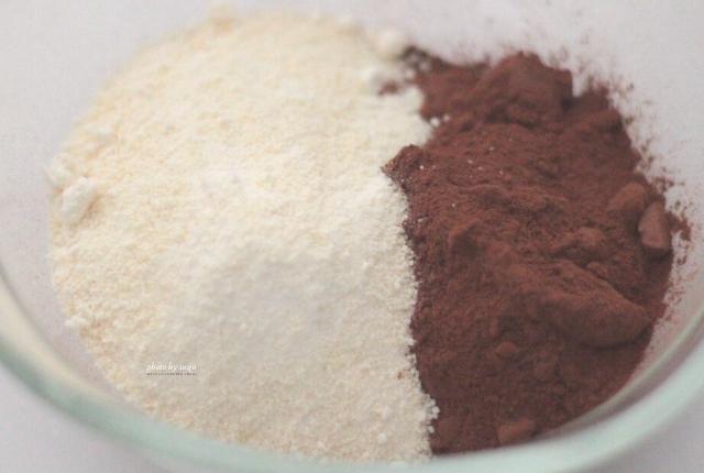 砂糖と純ココアパウダーを入れ、よく混ぜる